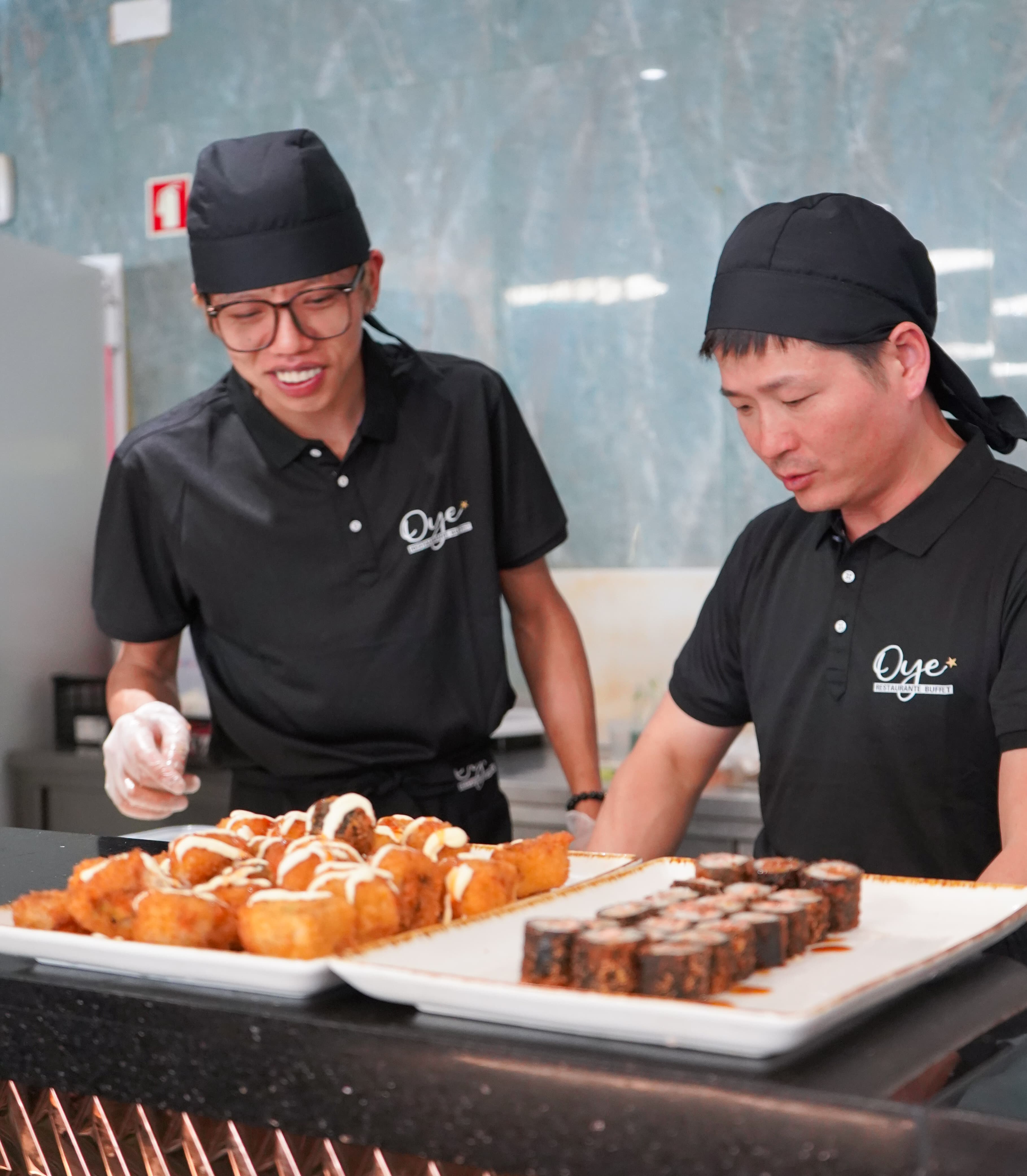 Pratos no buffet Oye